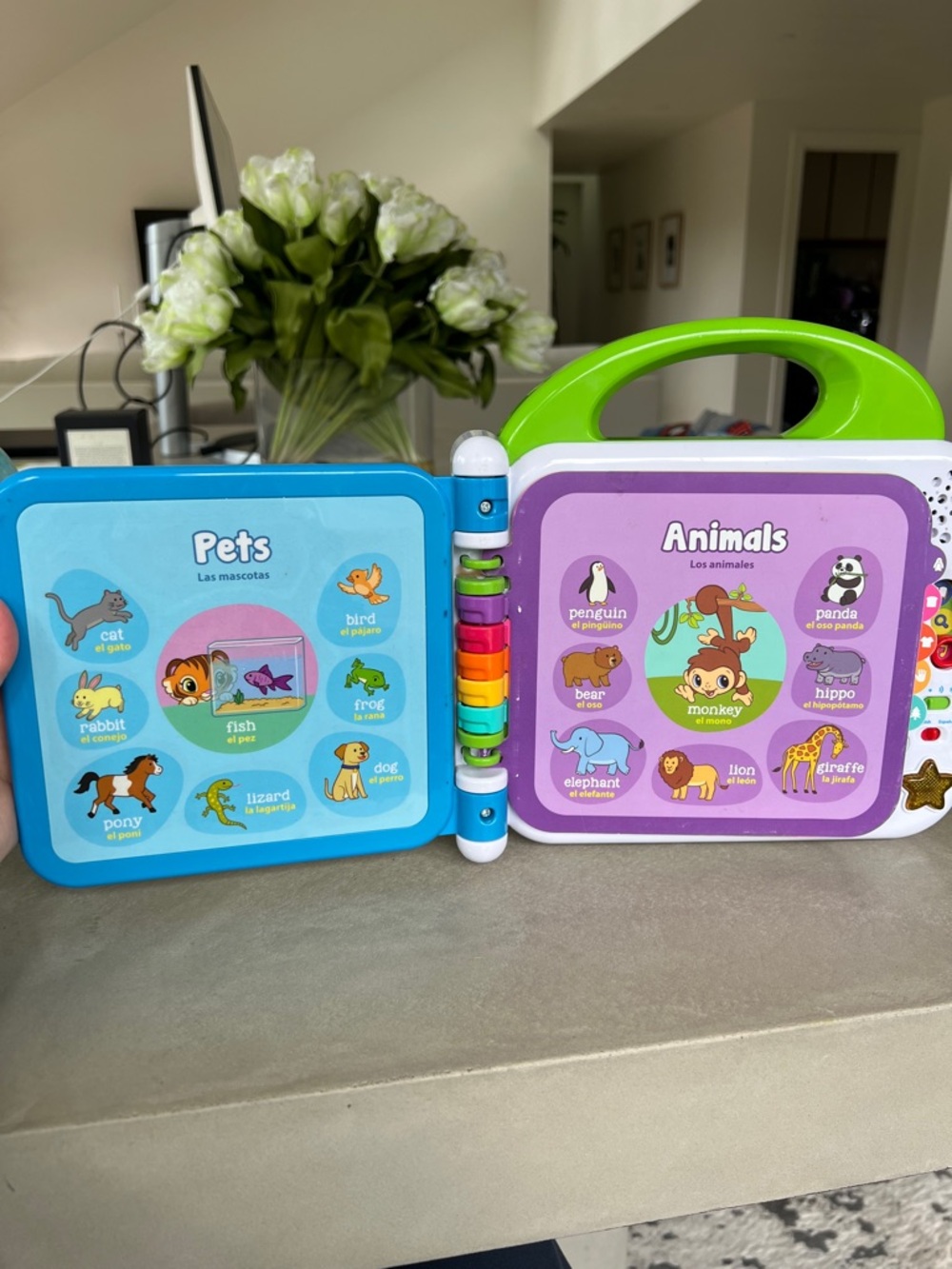 Leapfrog‎ Learning Friends 100 Words Book - English/Spanish - Picture 4 of 10